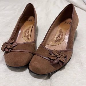 Sofft Pumps Kitten Heels Suede Flower Brown Comfort Shoes 8.5